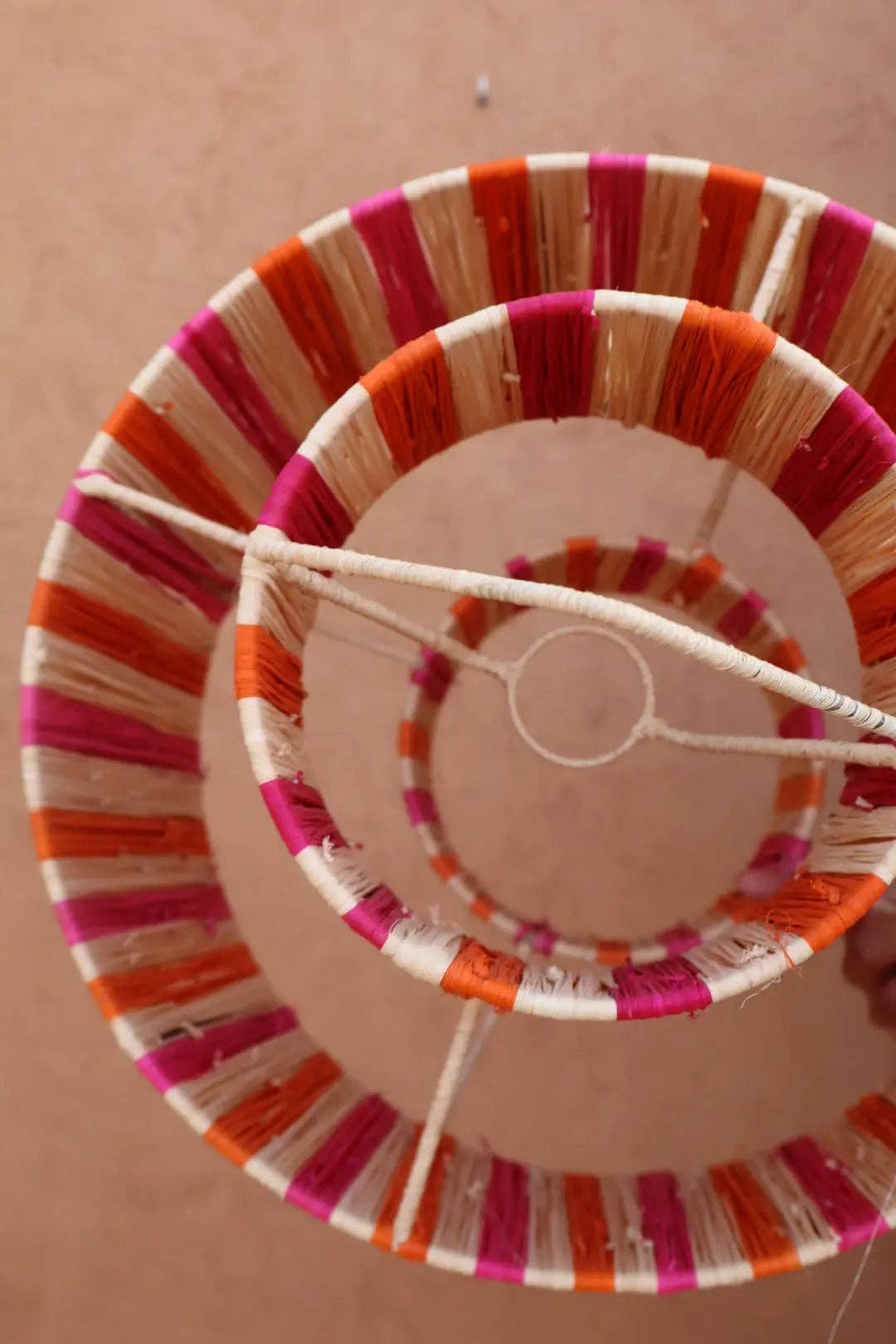 Néda - Wholesale Kroonluchter/hangend licht - Gestreepte Raffia Hanglamp in Roze, Oranje en Naturel - « SUNNY »6