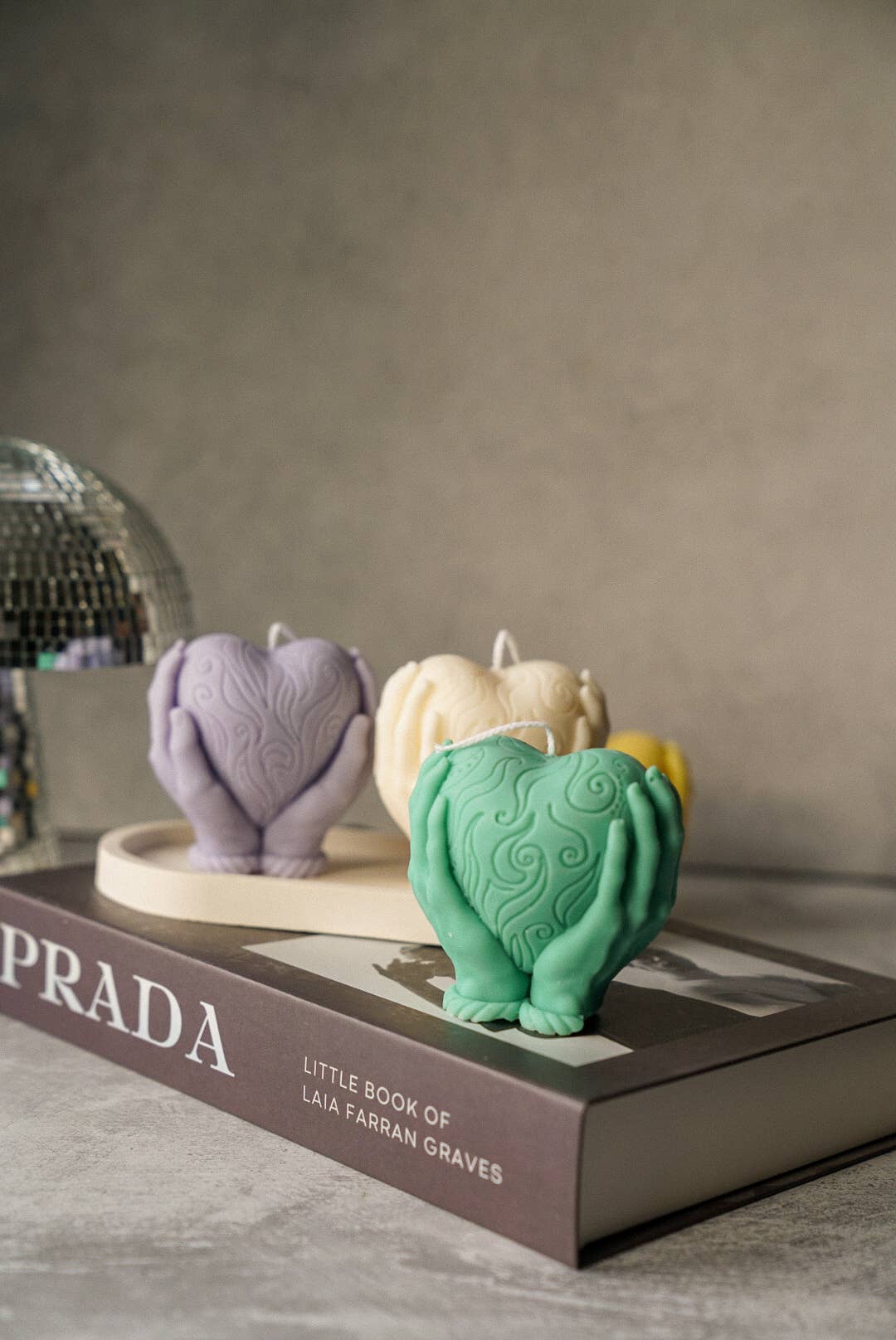 Gokican – wholesale Prydnadsljus – Hands Holding Heart Candle Mors dag Sojavax Heminredning3