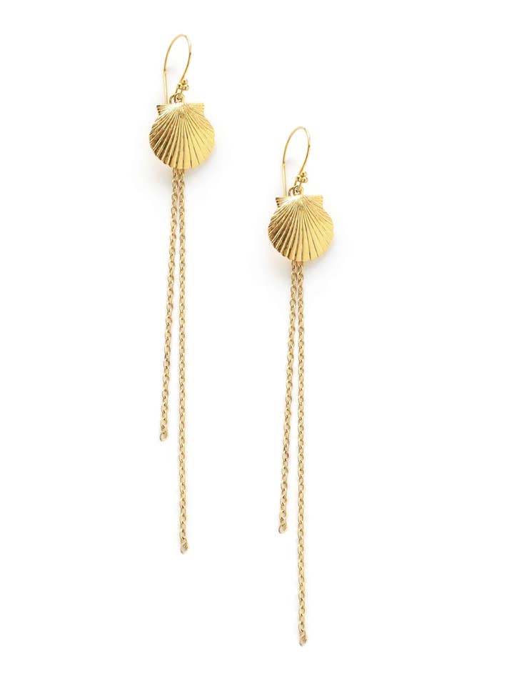 Pendientes largos bañados en oro de 18K con conchas marinas para venta al por mayor de DIGE DESIGNS