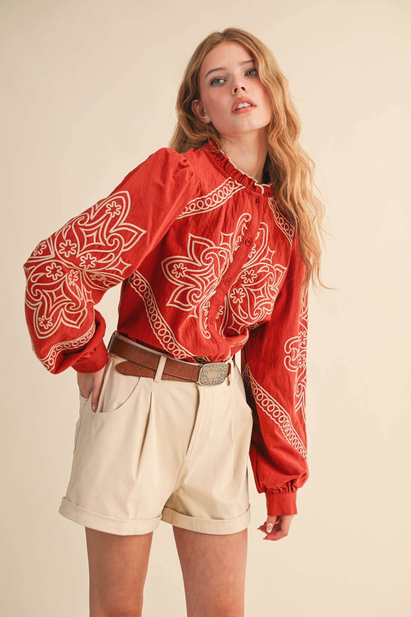 &MERCI – Engroshandel Skjorte med buttondown – til kvinder – BRODERET MOCK NECK KNAPPEBLUSE MTP333674