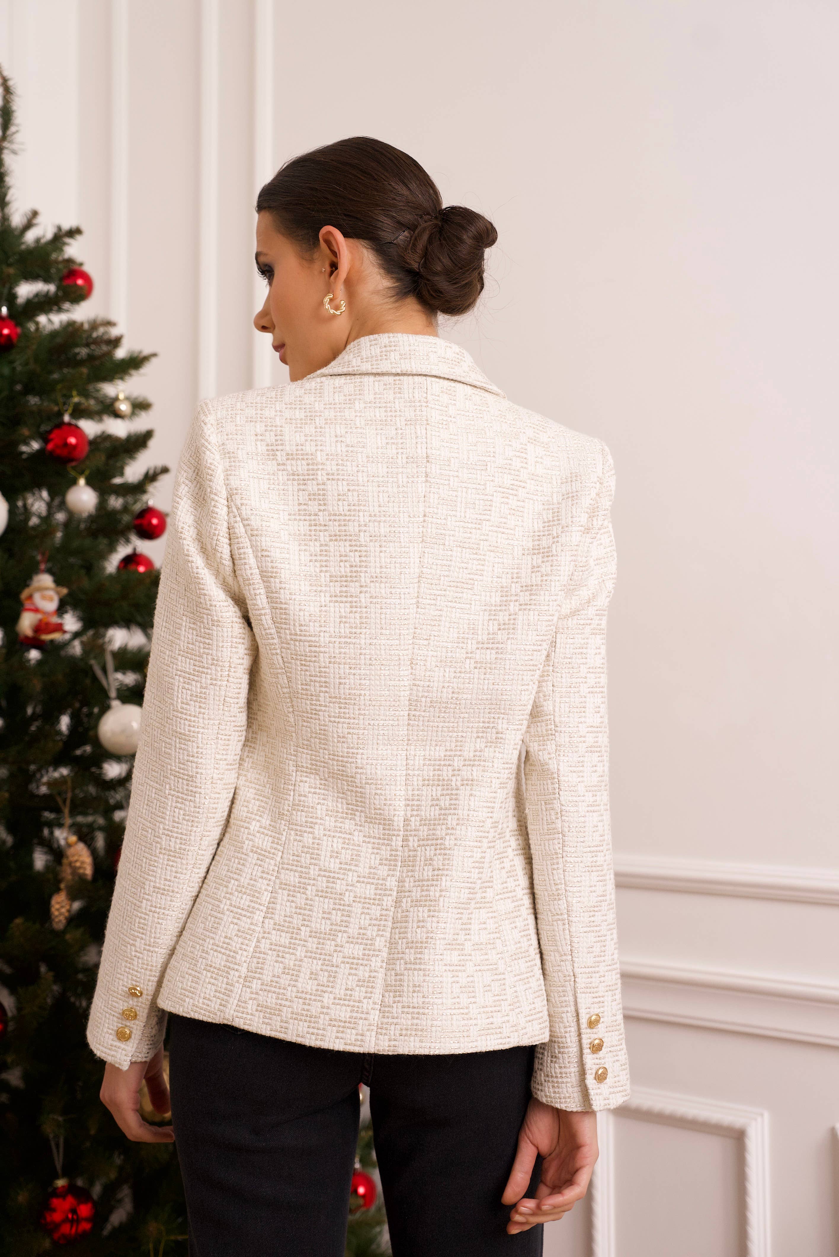 Attentif Paris – Großhandel Blazer – Damen – Schmal geschnittenes Tweed-Blazer-Jackett mit goldenen Streifen5