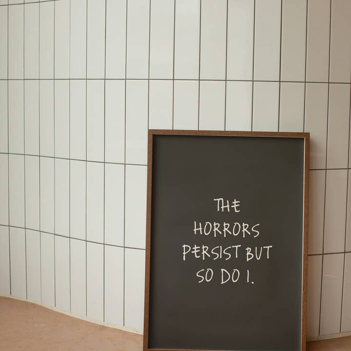 Los horrores persisten, pero yo también | Crema y carbón | Impresión artística para venta al por mayor de Wisdom and Wonder Designs