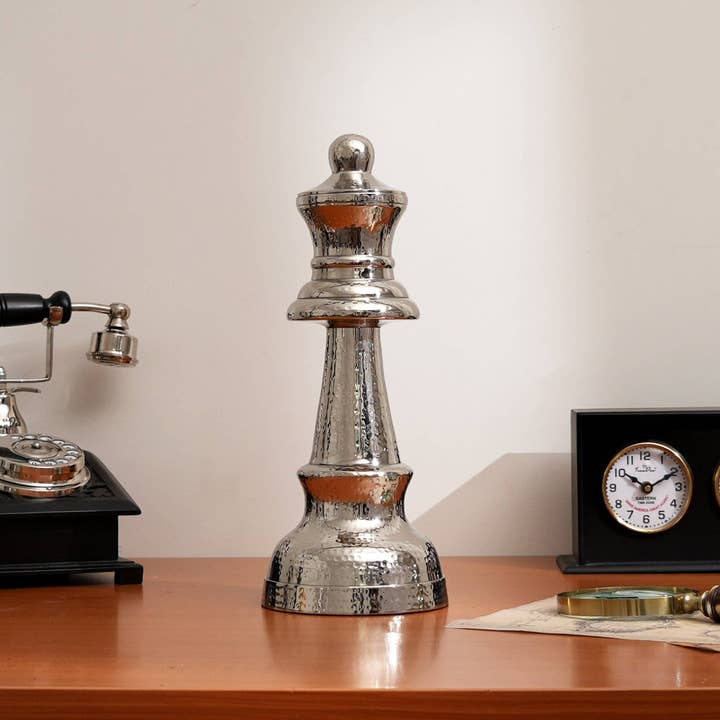 Skulptur | Skakløberfigur i hamret nikkelfinish 14" for engroshandel hos ExpoBazaar