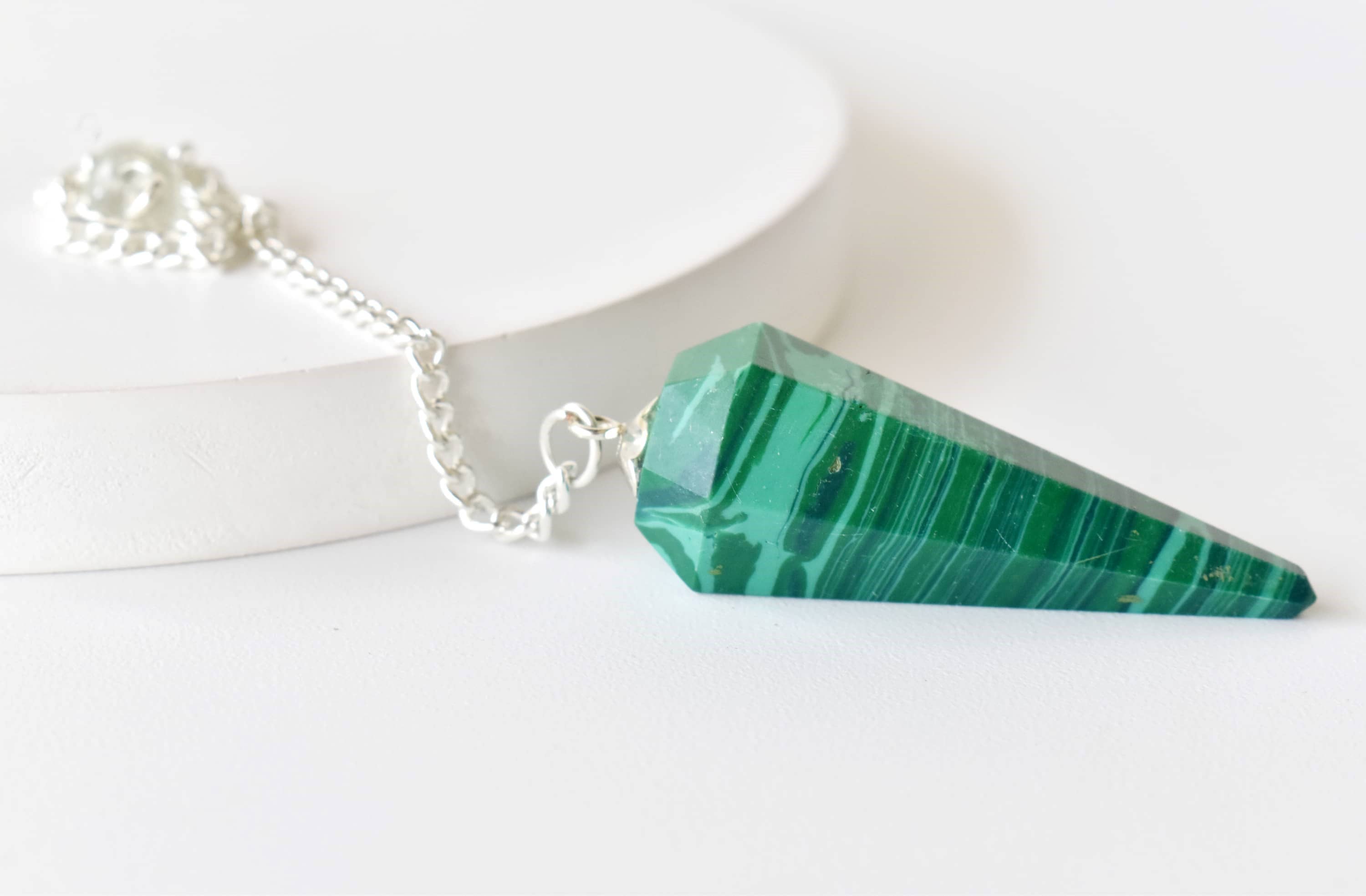 Soothing Crystals - Vendita all'ingrosso Pietra/cristallo spirituale - Lotto di 20 pezzi | Malachite sintetica | Pendolo di cristallo sfaccettato2