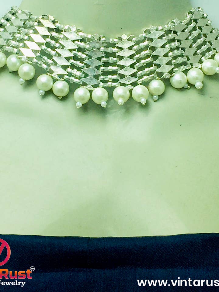 Collier ras du cou afghan métallique tissé avec perles blanches pour la vente par vintarust