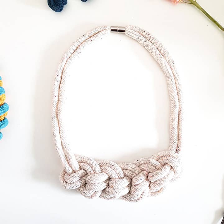 Norio Knots – Großhandel Halsband/Collier – Häkeln Sie eine doppelte Halskette in Rainbow Dust