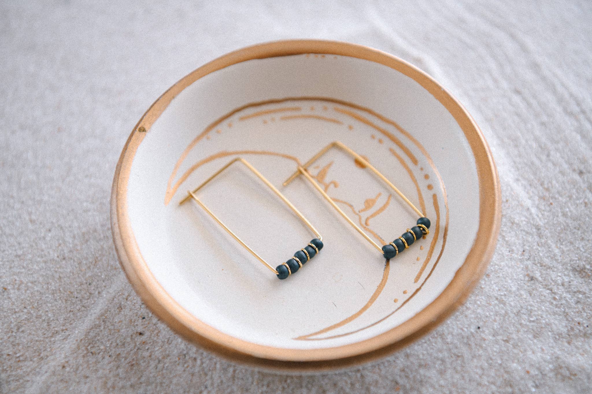 Cecelia Designs Jewelry – wholesale Hoop-örhängen – Guldpläterade pärlade rektangulära hoop-örhängen1