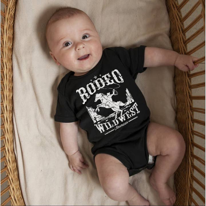 RODEO Baby Grafisk Onesies for engroshandel hos Shamaim