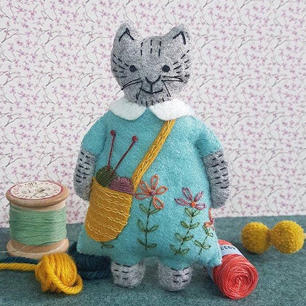 Corinne Lapierre Limited - Vente Kits de couture - Mini-trousse de bricolage en feutre à tricoter Mrs. Cat Loves2