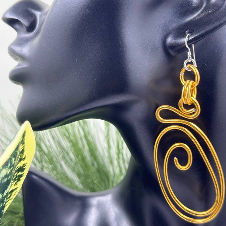 Jewelry With Me - Vendita all'ingrosso Orecchini pendenti - Orecchini astratti in filo di alluminio dorato con filo auricolare in argento sterling5