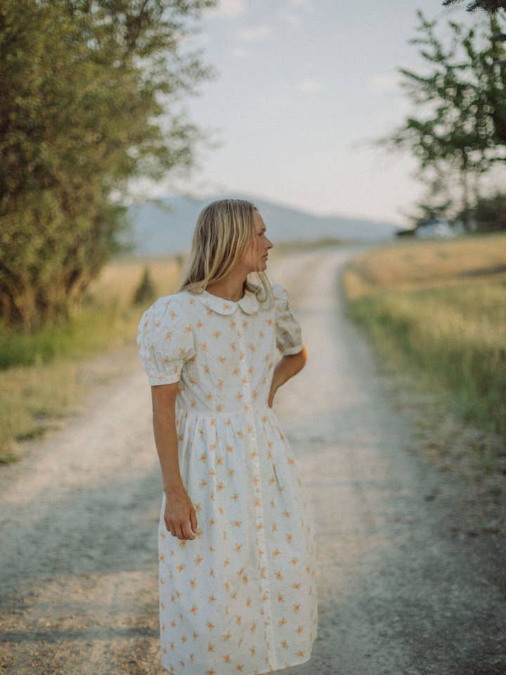 Rosebud-Kleid aus Bio-Baumwolle - Rosa Blumenmuster mit Peter-Pan-Kragen für den Großhandel von Wilder Collective
