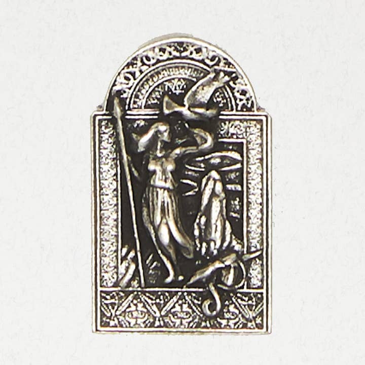 Collier Pendentif Celtique en Étain – La Morrigan pour la vente par Nirvana LLC