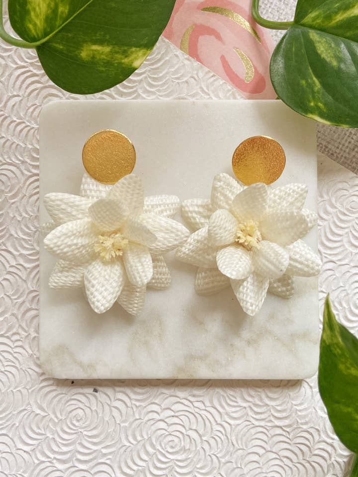 Boucles d'oreilles fleur de lotus pour la vente par Hola! I'm Back