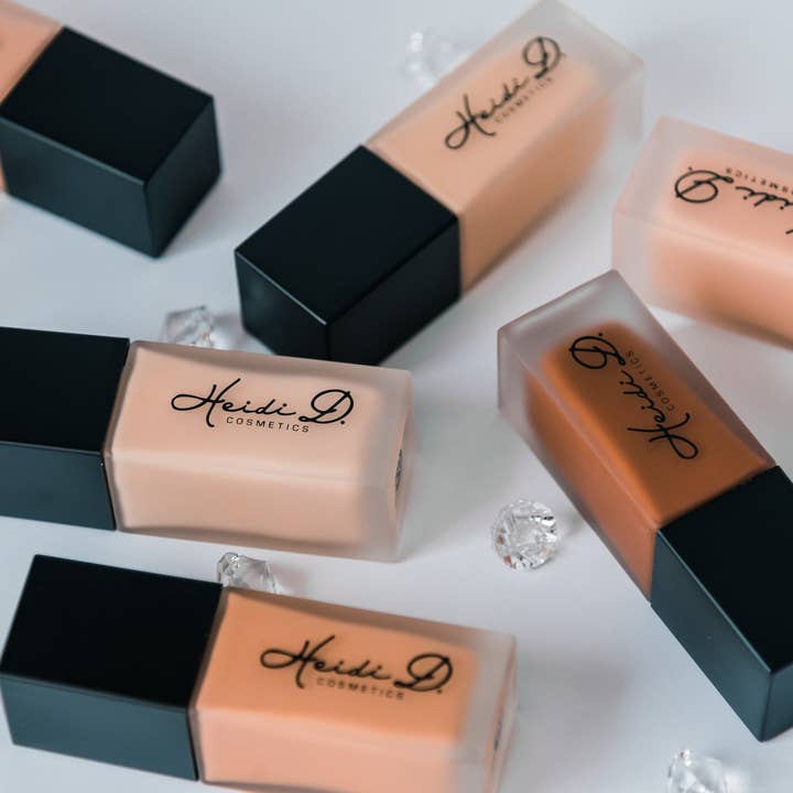Fond de teint lumineux pour la vente par Heidi D Cosmetics