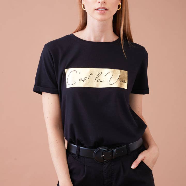 Maglietta C'est LA VIE e ulteriori Risultati per magliette cotone all'ingrosso. Resi gratuiti e termini di pagamento a 60 giorni su Faire in tendenza su Faire.