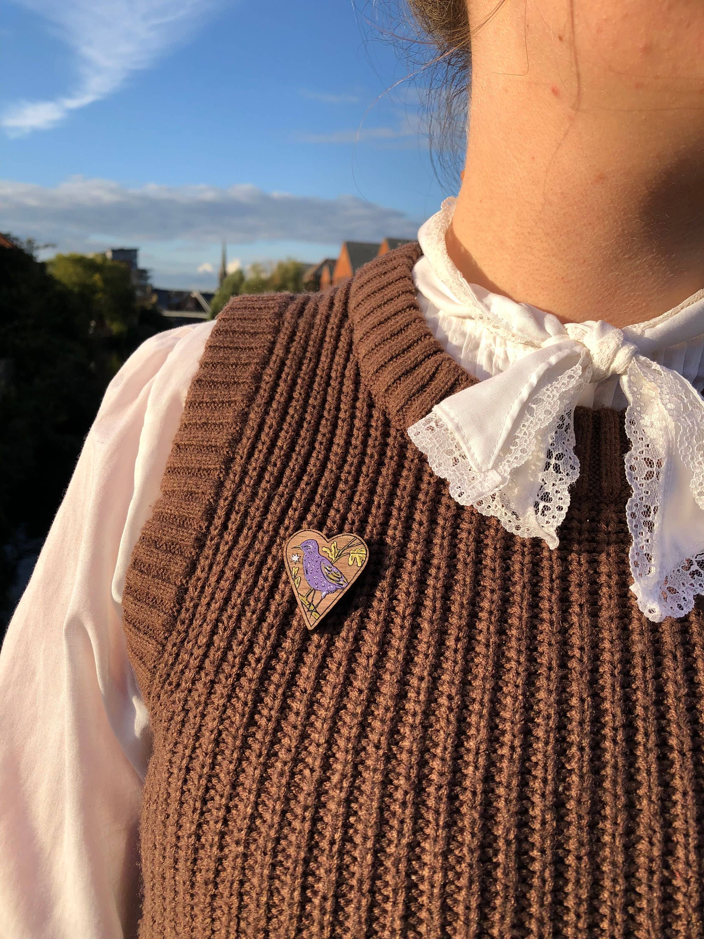 Tulips and Heather - Vente Broches - Badge en bois en forme de cœur d'étourneau5
