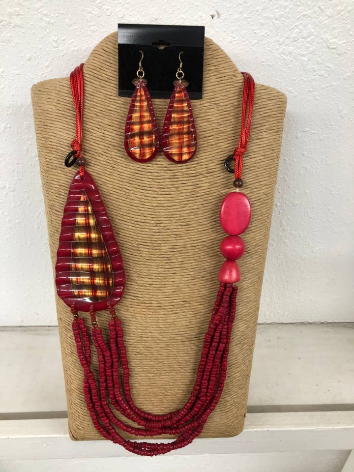 CORDÓN DE CERA AJUSTABLE ROJO DE 4 HILOS CON CUENTAS ROJAS Y RESINA ROJA para venta al por mayor de International Duru's