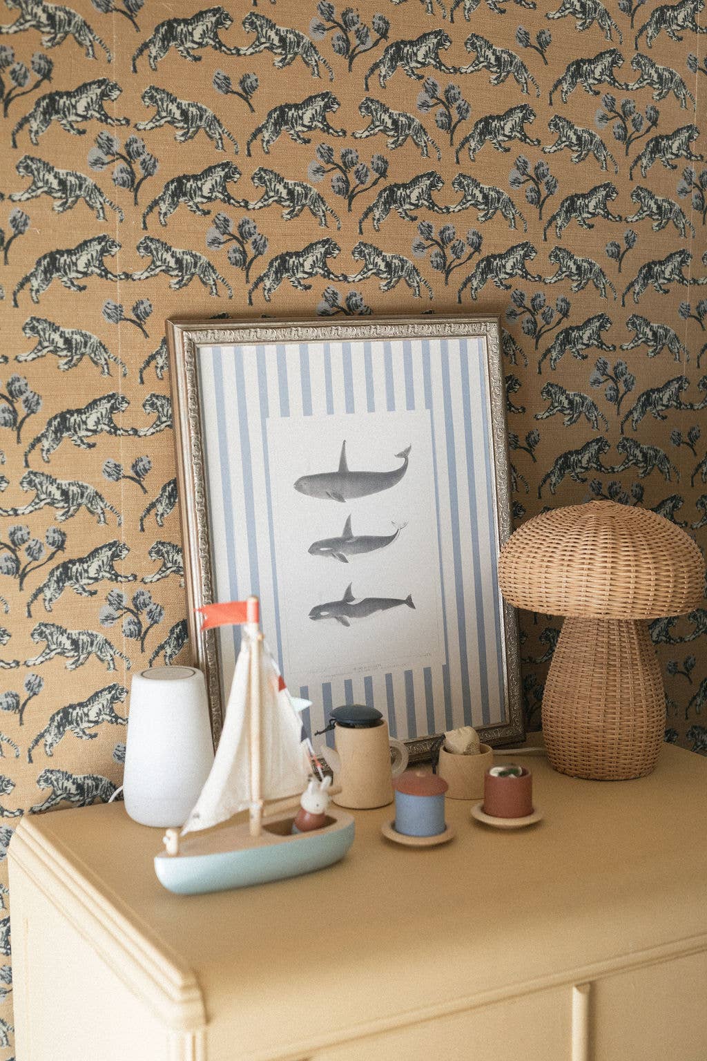 Petal Lane Home – wholesale Konsttryck – Valar på ränder Inramad antik konst4