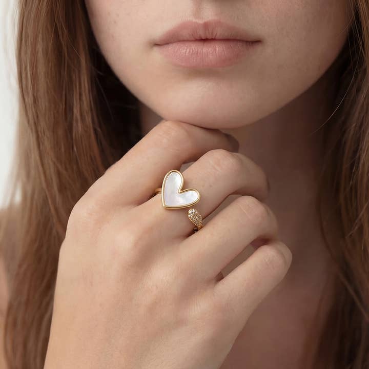 The Looks by Fame Accessories – wholesale Band/Stackad Ring – Guldpläterad Cz och Pärlemorhjärta Öppen Bandring1