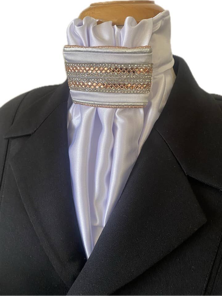 HHD Equestrian Vit Satin Euro Dressyrkravatt 'Nancy' i Roséguld för wholesale av Heavenly Horse Designs