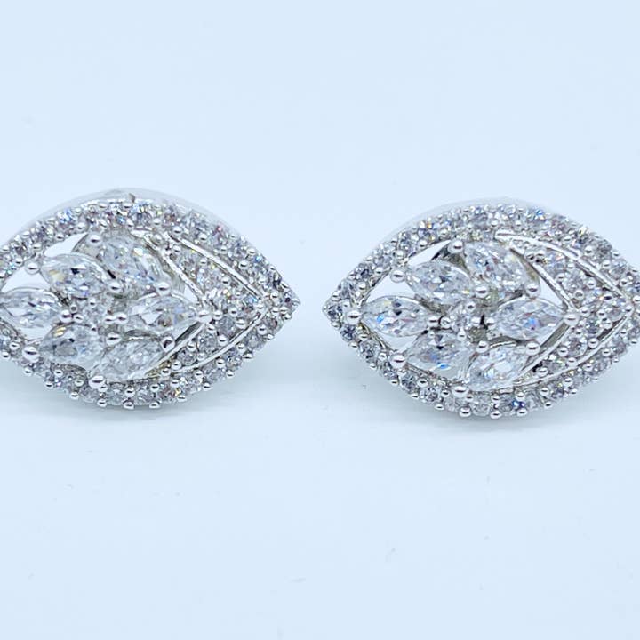 Orecchini a perno con diamanti americani per la vendita all'ingrosso da parte di Sarah Shahid Designer Jewelry