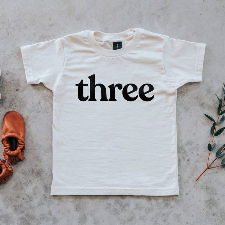 Tres Modern Birthday Tee • Top unisex de algodón orgánico crema para venta al por mayor de Gladfolk