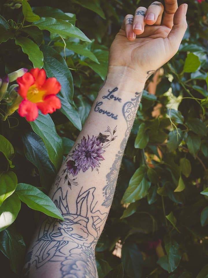 Kleine Absichten Sei Jetzt Hier Dahlien-Tattoo für den Großhandel von Orchid & Pine Studio