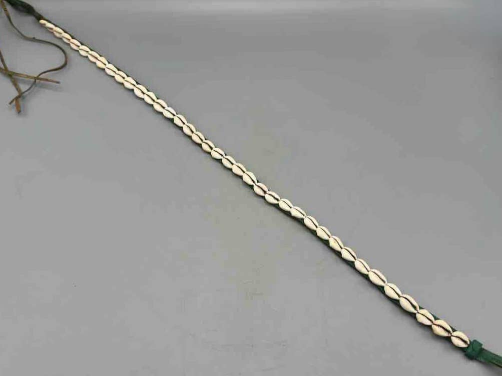 The Niger Bend – Großhandel Gürtel – Damen – Schmaler afrikanischer Krawattenverschluss aus echtem Kaurimuschelleder16