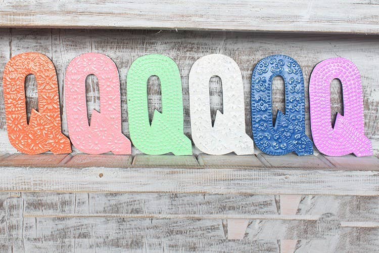 AWGifts Europe - Wholesale Decorative Tabletop Object - Letter "Q" - Assorted Colours - 15cm1