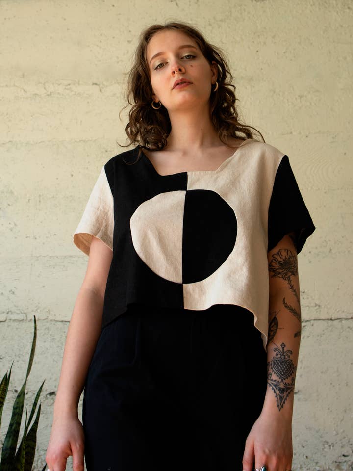 O Eclipse Crop Top em P/B por atacado de Ersa Fibers