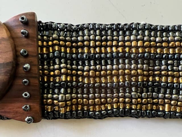 Erik & Mike – wholesale Belt – Women's – Hand loomed beaded belt wood buckle stripe pewter bronze gry1