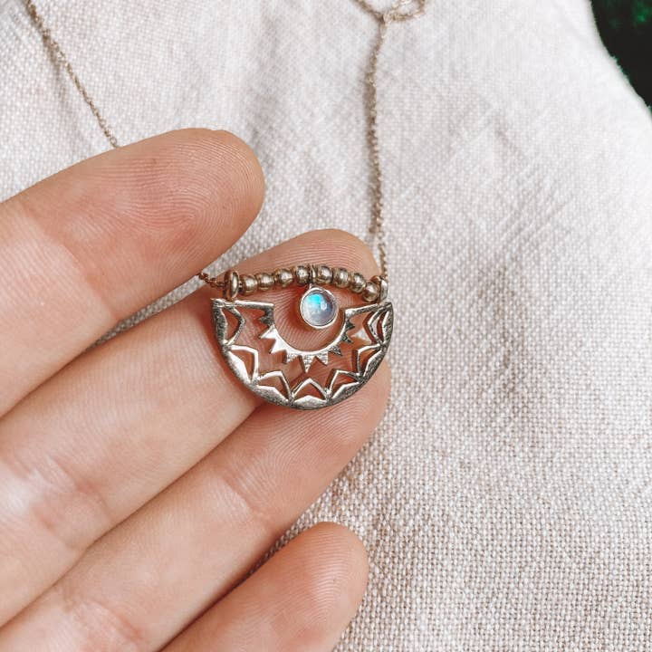 Pendente Bulan con pietra di luna arcobaleno per la vendita all'ingrosso da parte di Bonisita