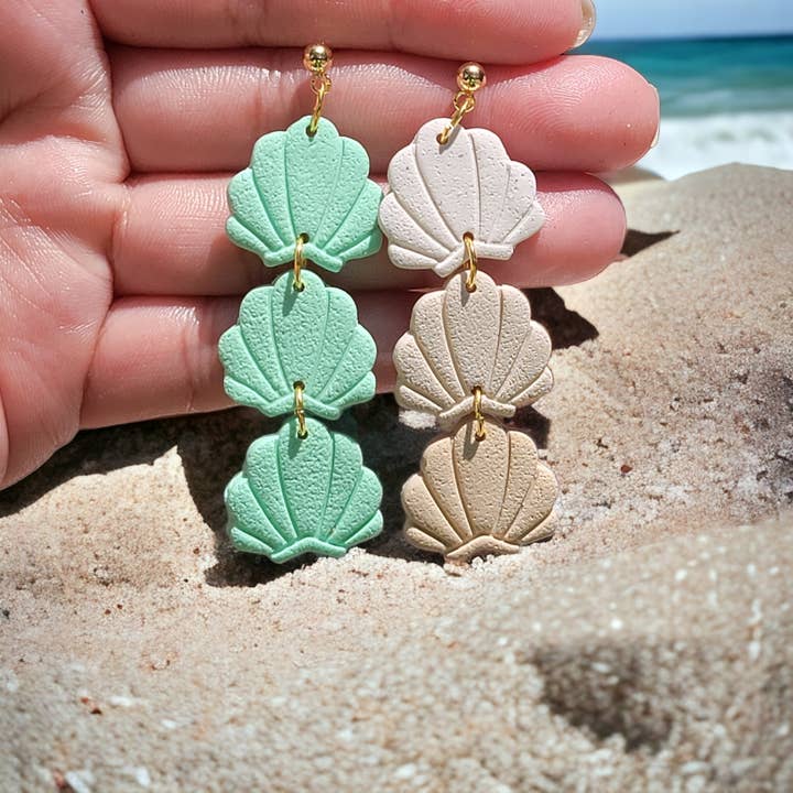 3-lagers Seashell Clay Dangle Örhängen | Beach Clay örhängen för wholesale av Knotty4Klay