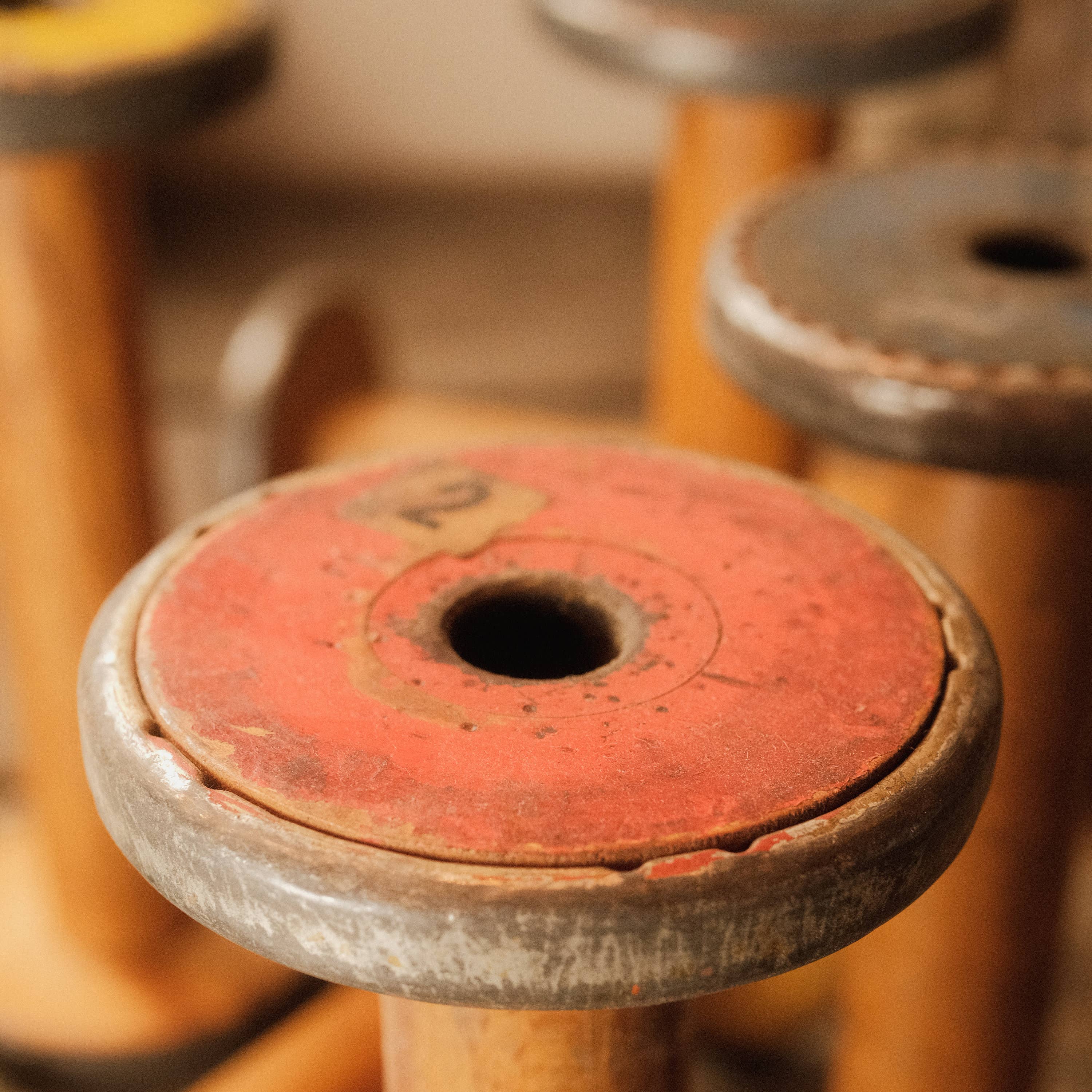 Golden Oldies Antiques – Objeto de mesa decorativo por atacado – Par (2) de Carretéis Industriais de Tecido1