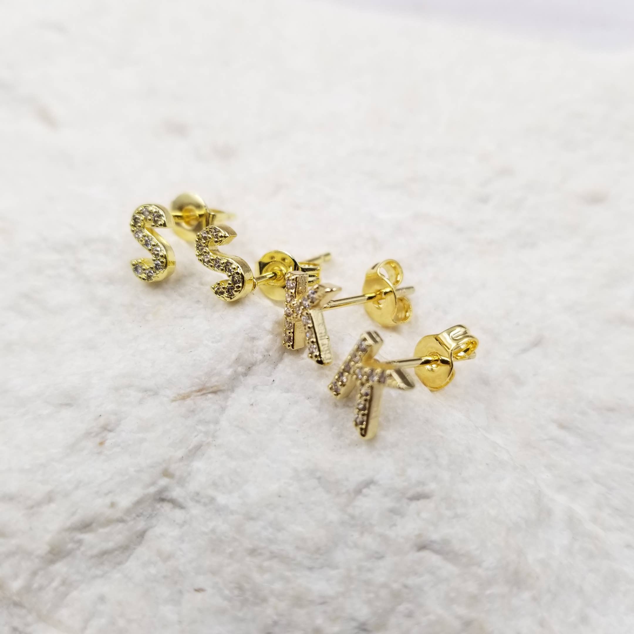 Treasure Wholesale - Vendita all'ingrosso Orecchini a bottone - Orecchini iniziali1