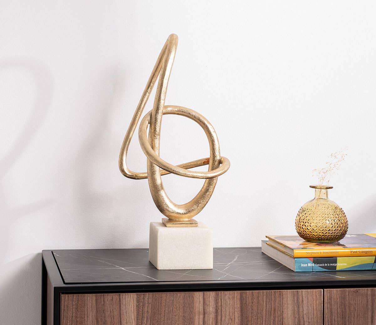 Gdeco - Venta al por mayor Escultura - Escultura De Poliresina, Lacado Oro, Base Blanca, 22*49*22 Cm.0