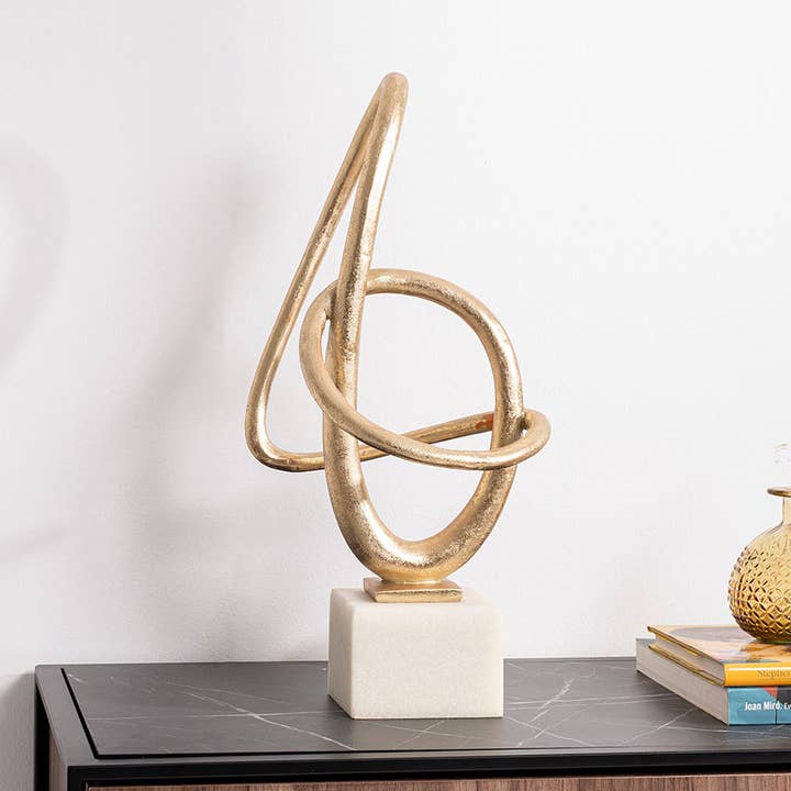 Gdeco - Wholesale Beeldje/beeldhouwwerk - Polyresin sculptuur, goudgelakt, witte basis, 22* 49* 22 cm.0