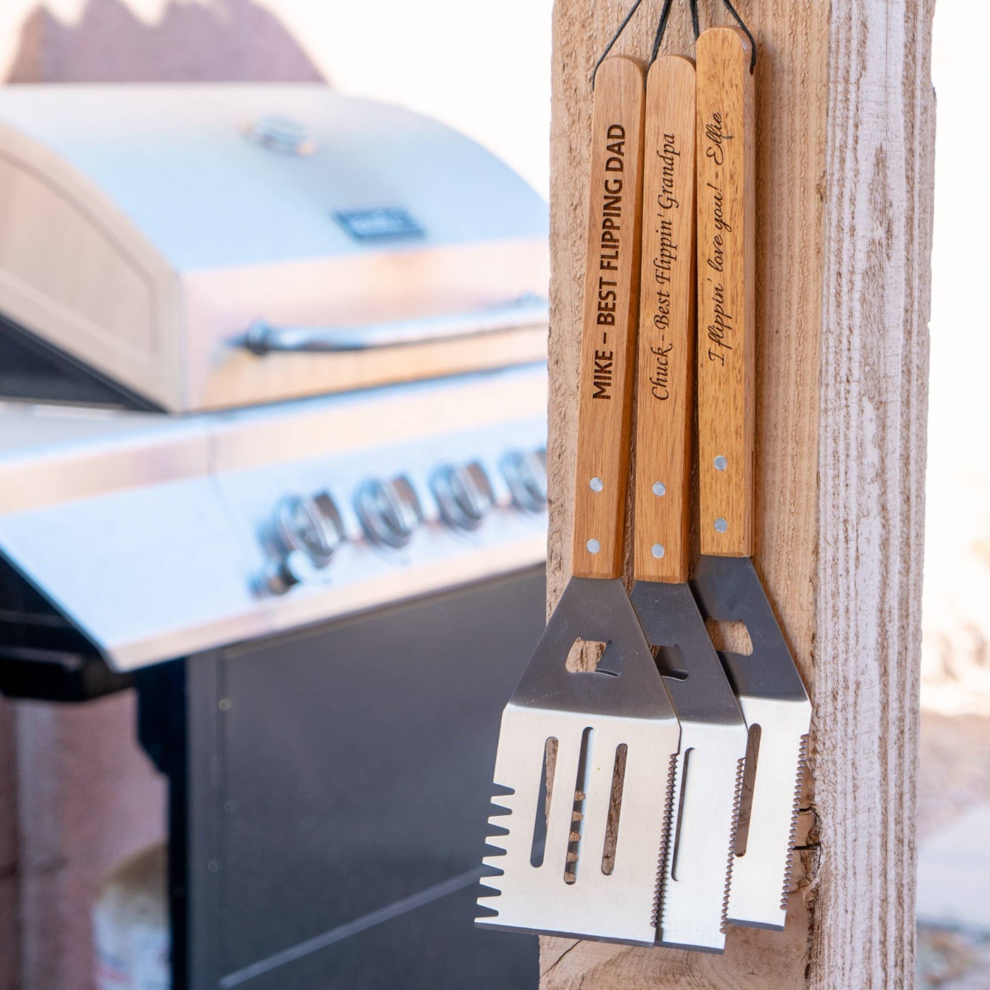 Engrave My Memories – Großhandel Prannenheber/-wender – Personalisierter BBQ-Grillspachtel mit Flaschenöffner aus Bambus7