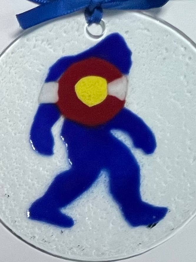 Attrape-soleil/décoration avec drapeau Bigfoot Colorado pour la vente par Folio Art Glass