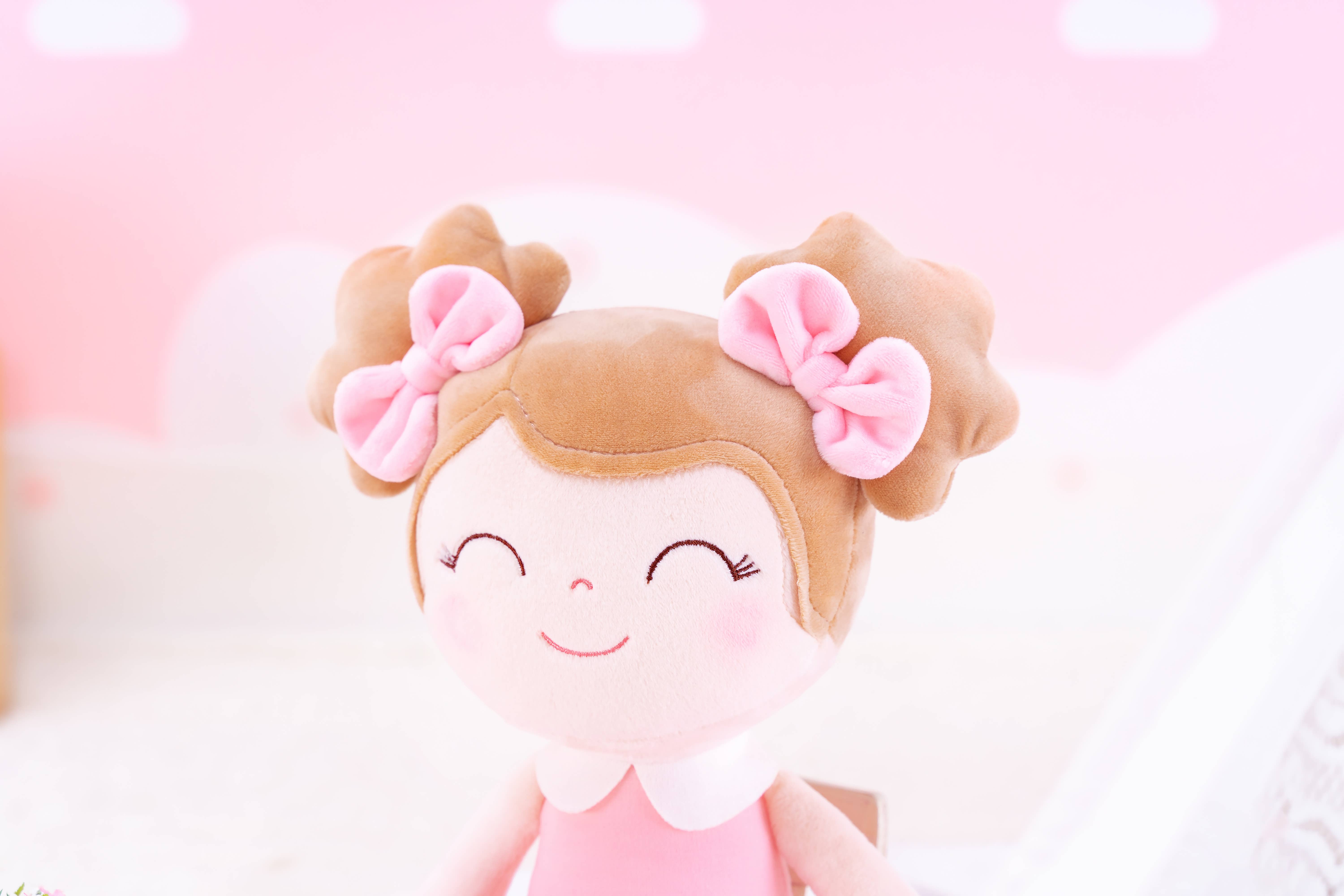 Tiny Tots Boutique - Vente Poupée – enfant - Poupée en peluche fraise avec deux nœuds dans les cheveux2