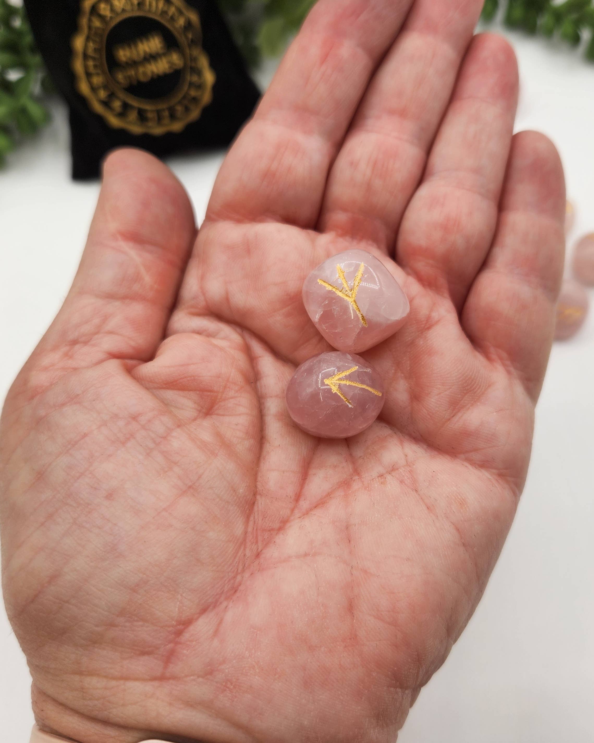 Meraki Gemstones – Engroshandel Spirituelle sten og krystaller – Rose Quartz halvædle rune-sæt med fløjlspose7