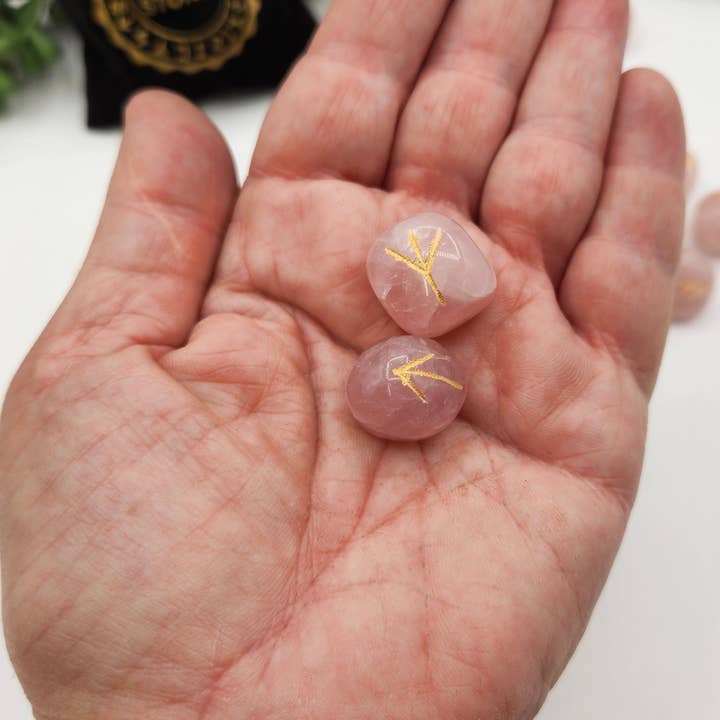 Meraki Gemstones – Engroshandel Spirituelle sten og krystaller – Rose Quartz halvædle rune-sæt med fløjlspose7