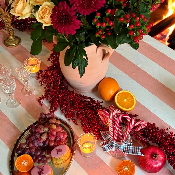 Evie and Skye Limited – Engroshandel Dug – Riviera Stribet Rektangulært Borddug Med Flæser - Pink1