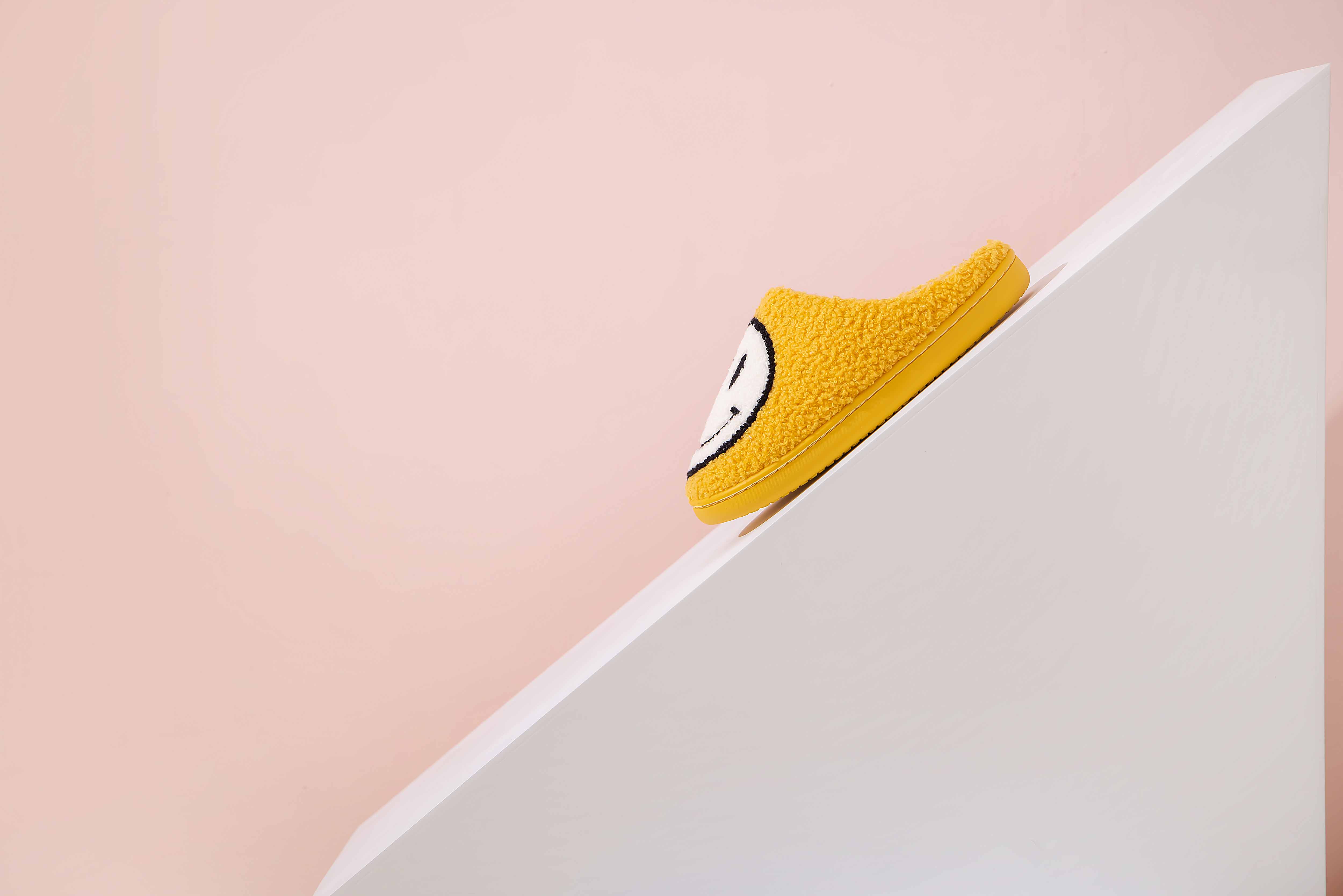 Shop Lev - Vente Chaussons – femme - Chaussons confort à semelle légère en fausse fourrure douce avec visage souriant pour adulte35