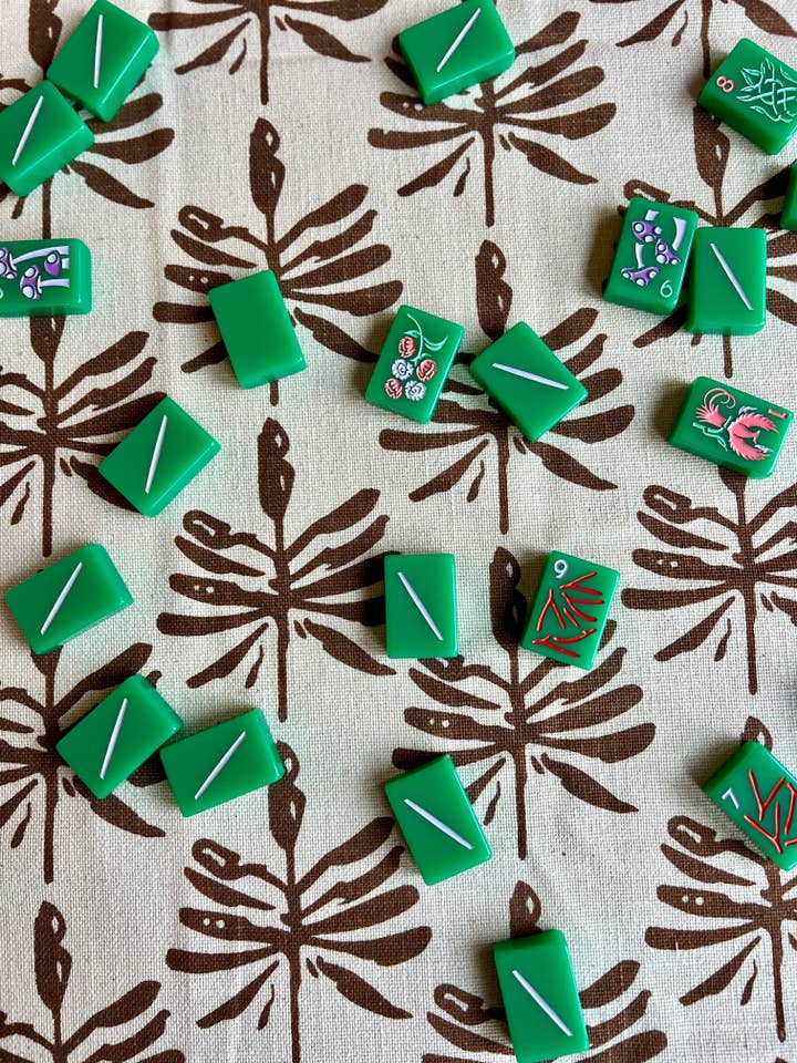 Libellen Lokmiddelen Tafelkleed in Walnoot (Natuurlijke Achtergrond) voor wholesale door Christina Dickson Home