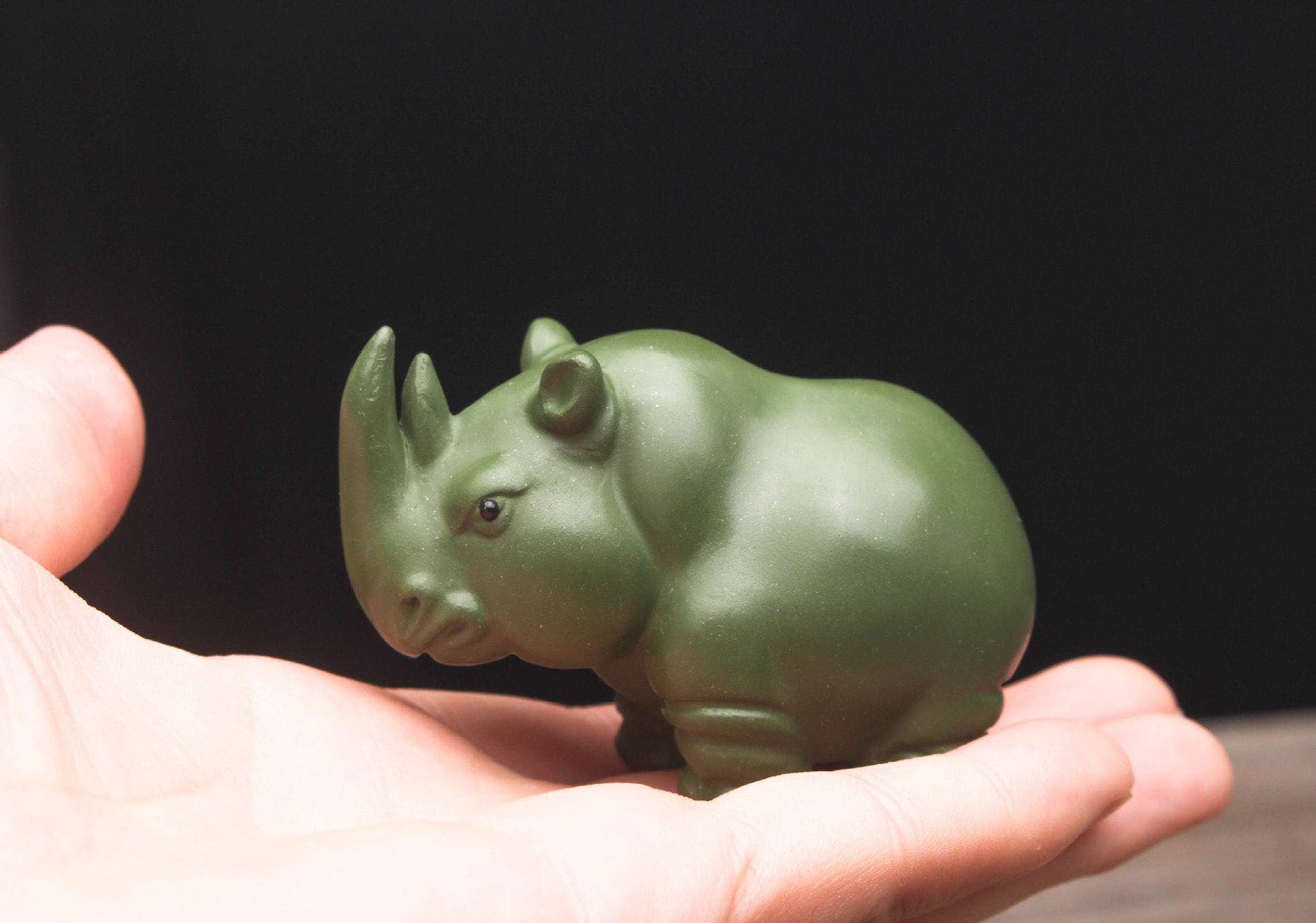 Gohobi （We cover U.S. import duties） - Venta al por mayor Figura decorativa - Adornos Gohobi hechos a mano con forma de rinoceronte verde para té y mascotas de cerámica YiXin6