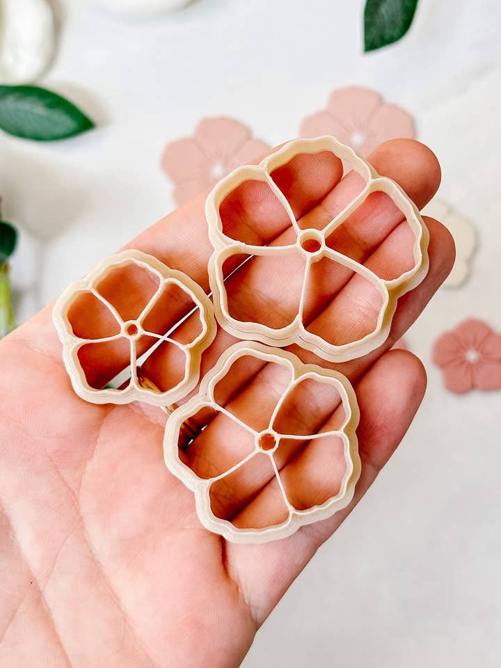 Kunststoff-Tonschneider mit abstrakten Blumen für den Großhandel von Tera Clay