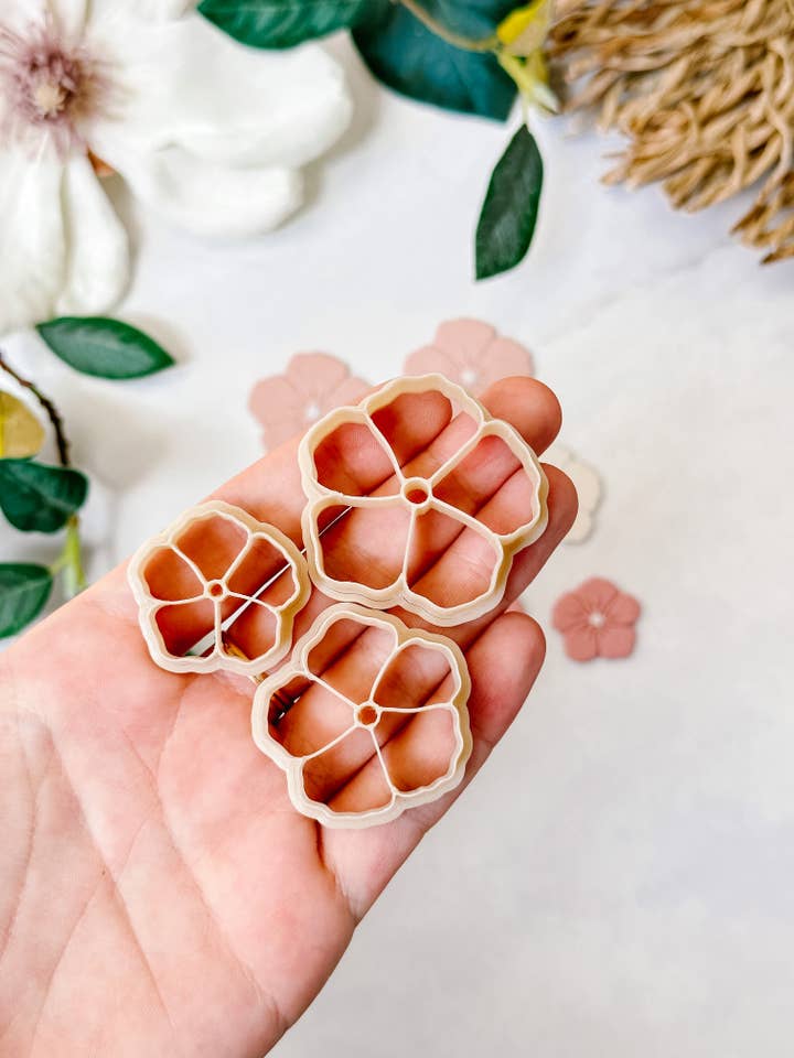 Emporte-pièces en pâte polymère motif fleurs abstraites pour la vente par Tera Clay