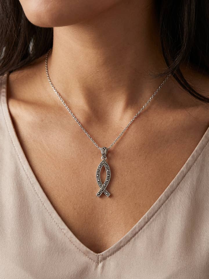 Ciondolo Pesce in Argento Sterling 925 con Marcassite – Elegante Design Ichthus per la vendita all'ingrosso da parte di Noble Mount