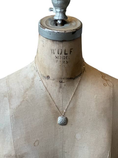 Hamret sølv firkantet halskæde med guldfyldt kæde for engroshandel hos Mon Amie Jewelry